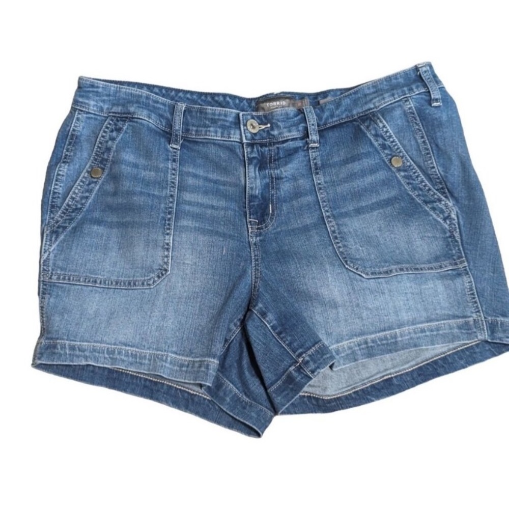 Torrid "Feel the Fit" Blue Denim Shorts Square Snap Pockets 4 1/2" Inseam Sz 22